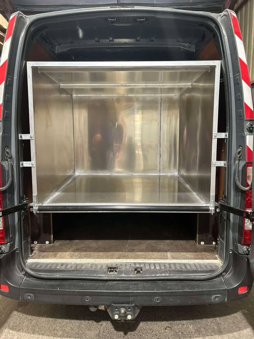 Le caisson de lavage en inox, vu depuis les portes arrière du camion