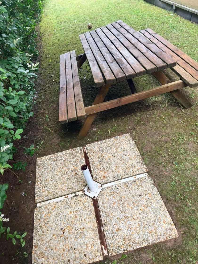 La même table de jardin après nettoyage : le bois a retrouvé sa teinte chaude